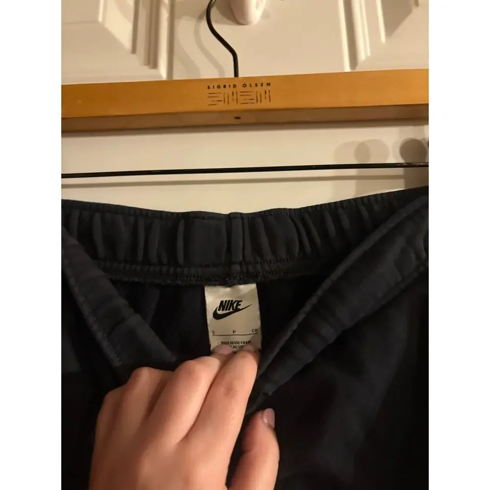 Women’s Nike Club fleece short in black size small